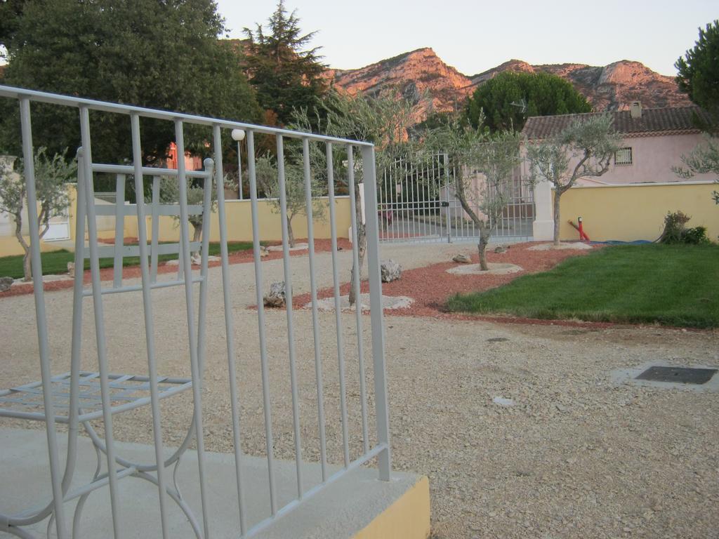 Villa Le Jardin Des Tourterelles Robion en Luberon Exterior foto