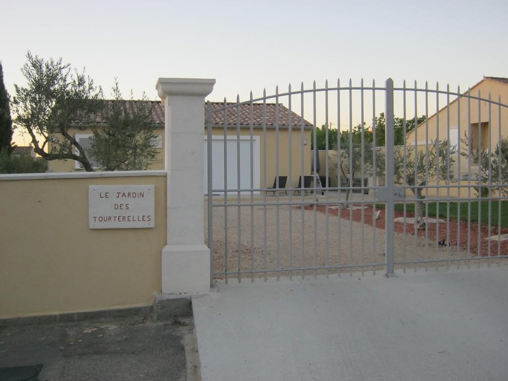 Villa Le Jardin Des Tourterelles Robion en Luberon Exterior foto